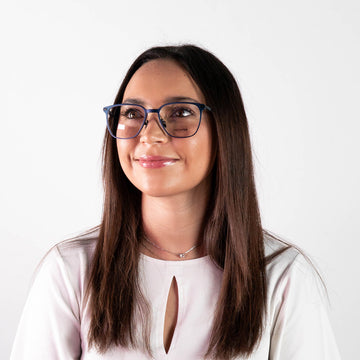 mujer usando gafas o lentes oftálmicos de la marca Hechter Paris